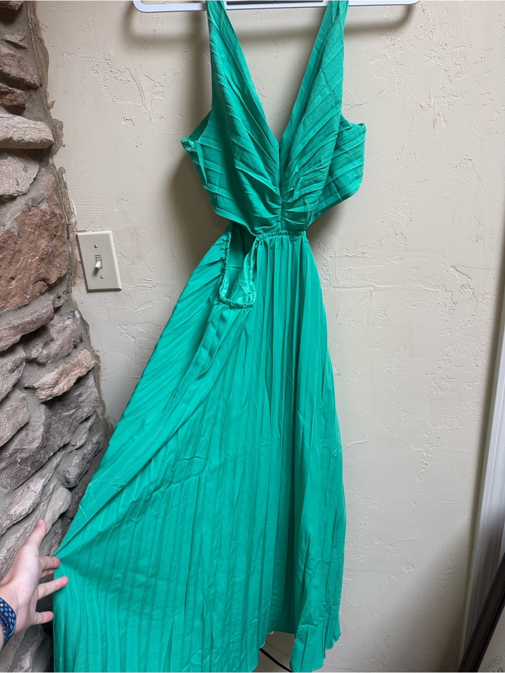 Sleeveless V-Neck Emerald Green Pleated Maxi Dress